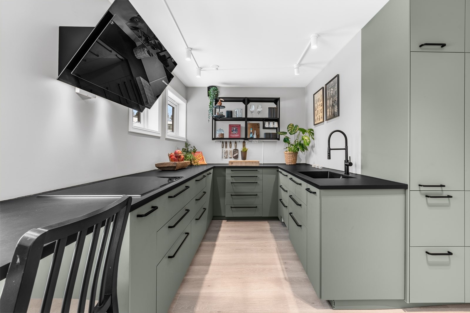 Kjøkkeninnredningen fra 2022 fremstår delikat og moderne. Galleribilde