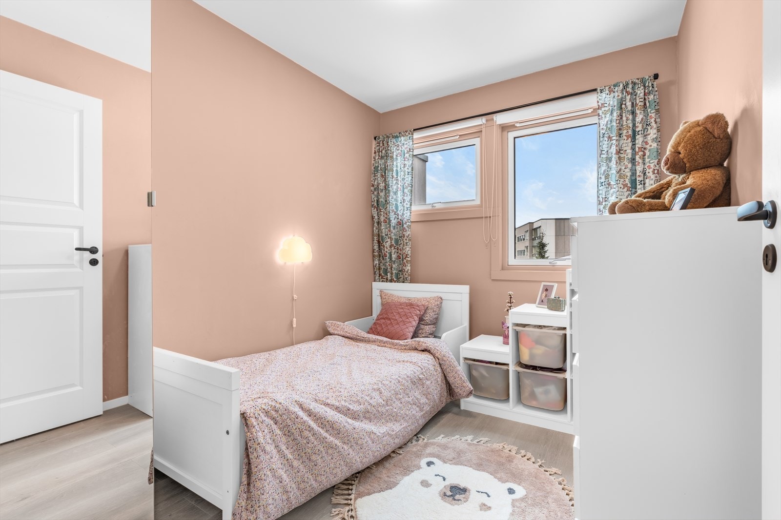 Det medfølger romslige garderobeskap på alle soverommene. Galleribilde