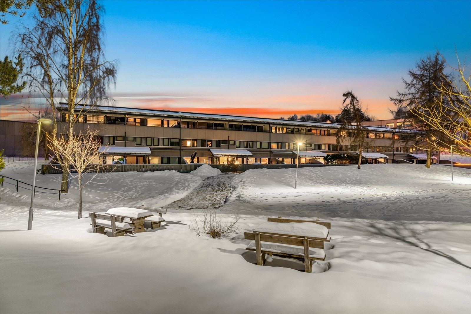 Fra boligen er det gangavstand til lekeplasser, barnehager, skoler, holdeplass for buss og t-bane samt dagligvarebutikk. Galleribilde
