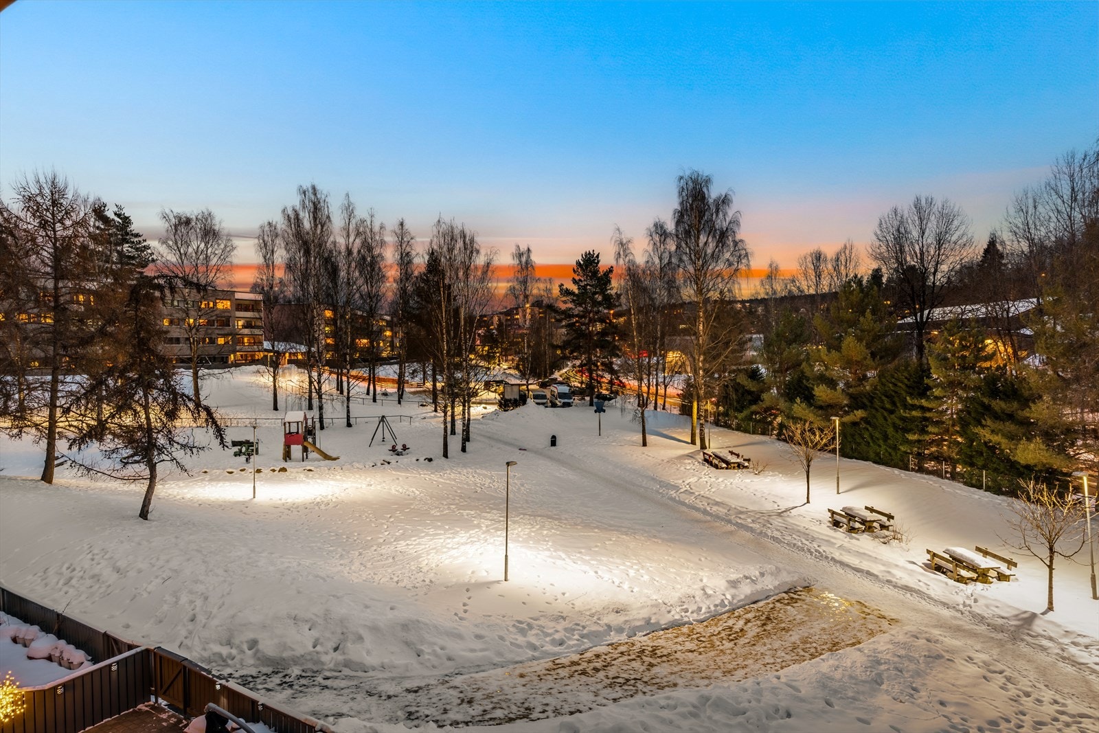 Fra balkongen har du hyggelig utsyn over borettslagets grøntareal og lekeplass. Galleribilde