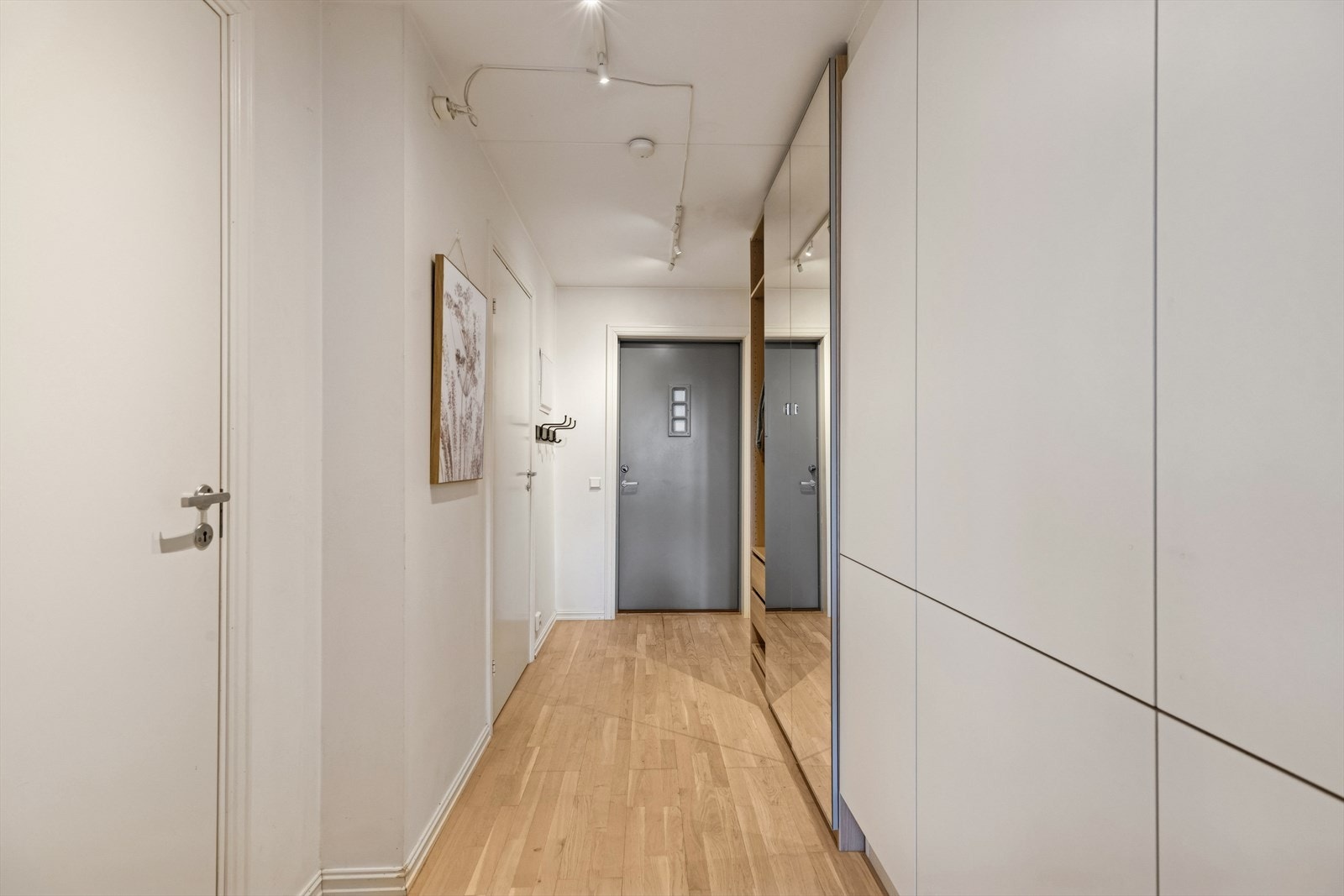 Romslig og praktisk entré med god oppbevaring i både skyvedørsgarderobe og knagghylle. Galleribilde