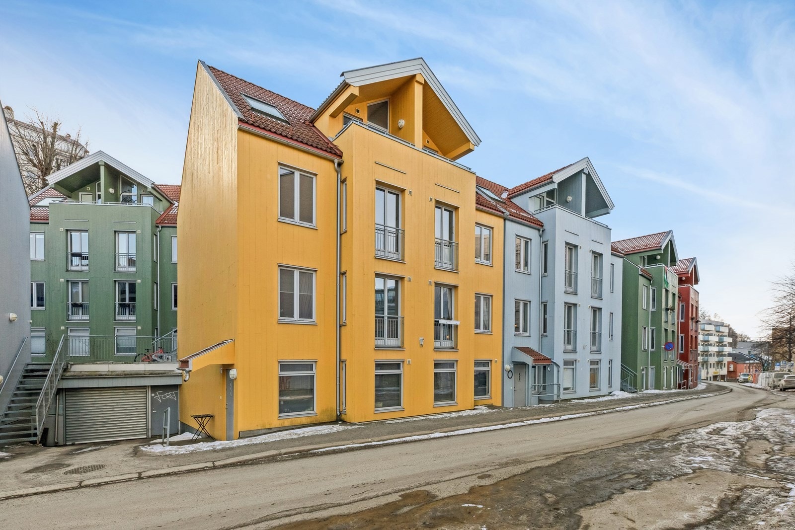 Vakker og sjarmerende trehusbebyggelse som preger den historiske atmosfæren i Gamlebyen. Galleribilde