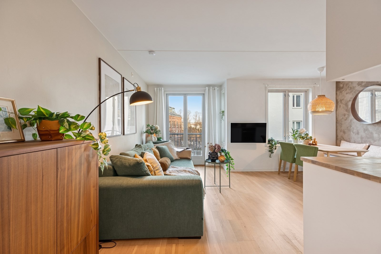 Stuen er lys og romslig med store vindusflater som slipper inn godt med naturlig lys, og gir en behagelig atmosfære. Her er det plass til både sofagruppe og spisebord, perfekt for både avslapning og sosiale sammenkomster. Galleribilde