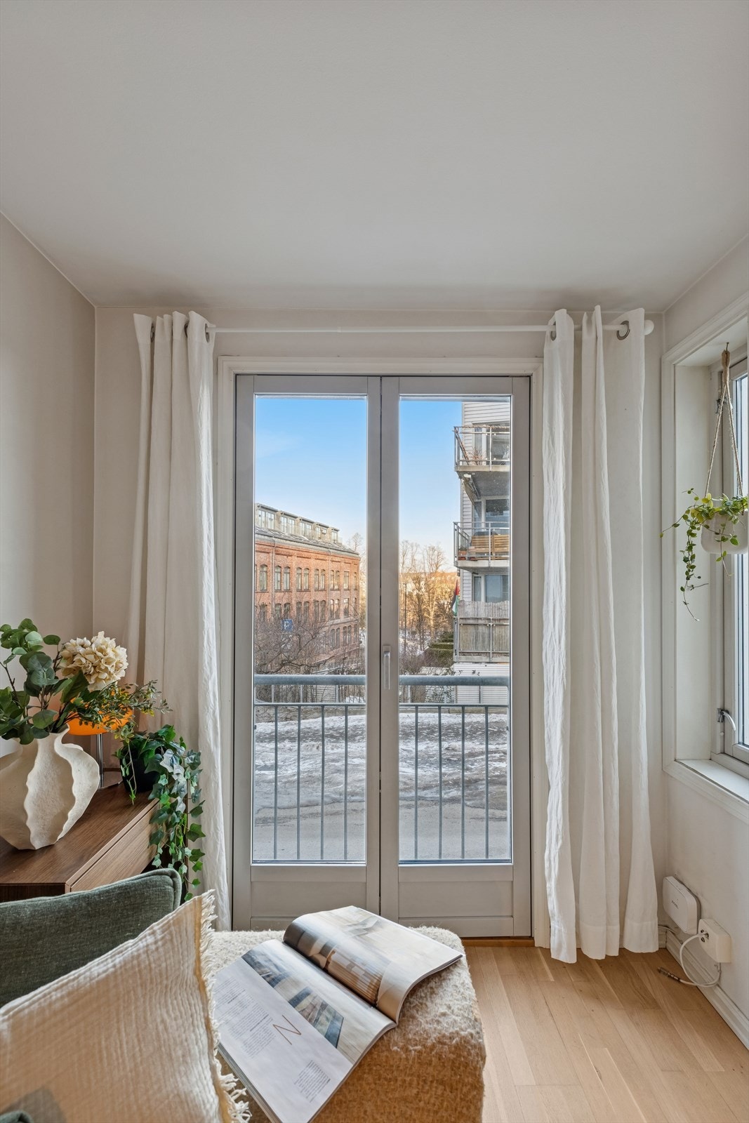 På sommerstid får du et grønt og innbydende utsyn fra stuen og den franske balkongen. Galleribilde