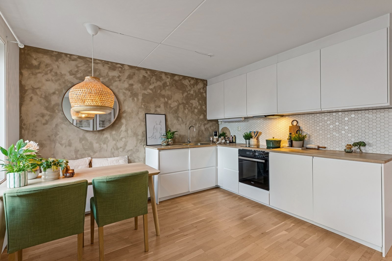 Den åpne løsningen mot spisestue gjør kjøkkenet til et sosialt midtpunkt. Her er det lett å kombinere matlaging med hyggelige stunder sammen med gjester. Galleribilde