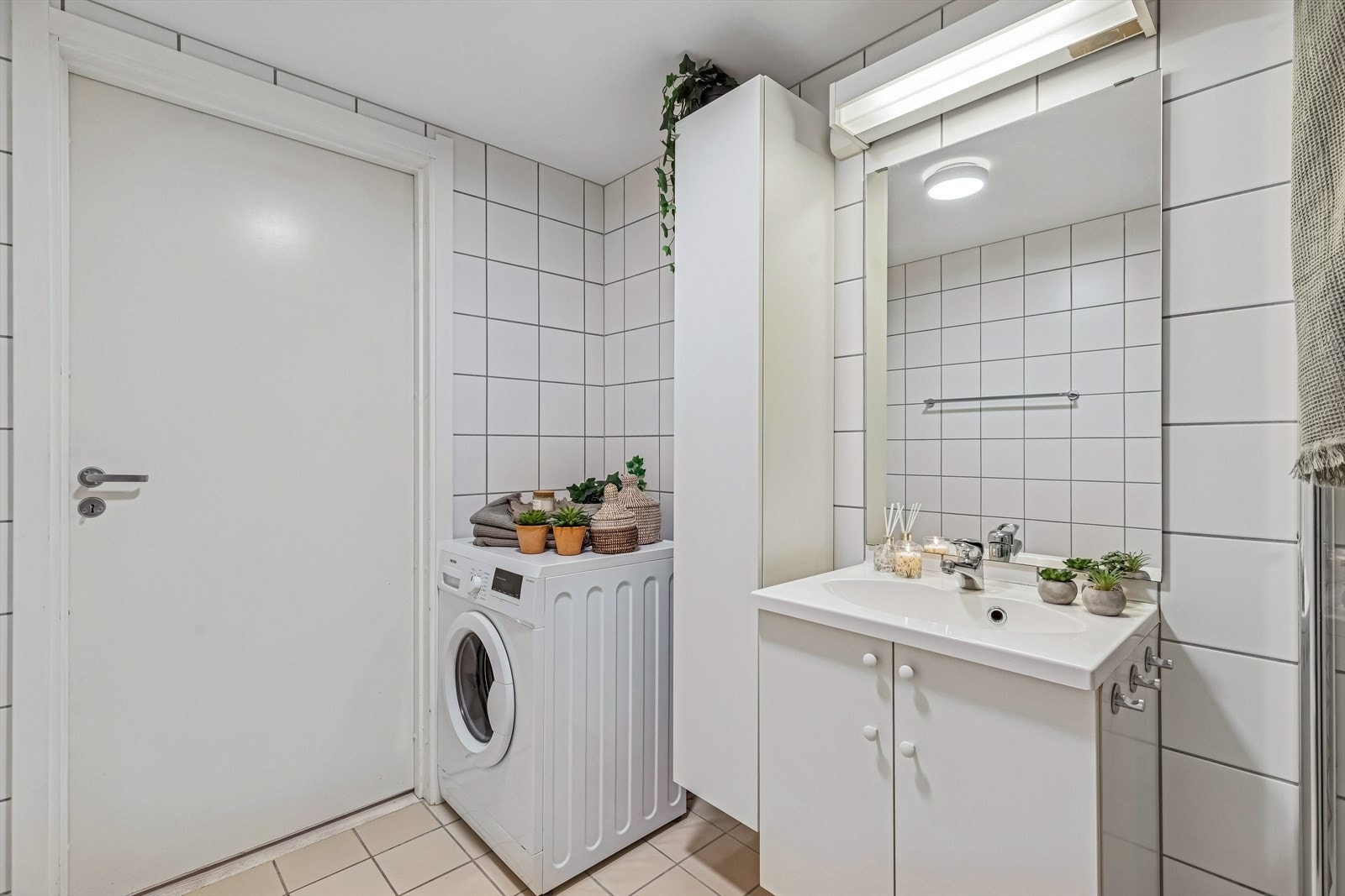 Praktisk opplegg for både vaskemaskin og tørketrommel, samt gode oppbevaringsmuligheter i servantskap og øvrige skap. Galleribilde