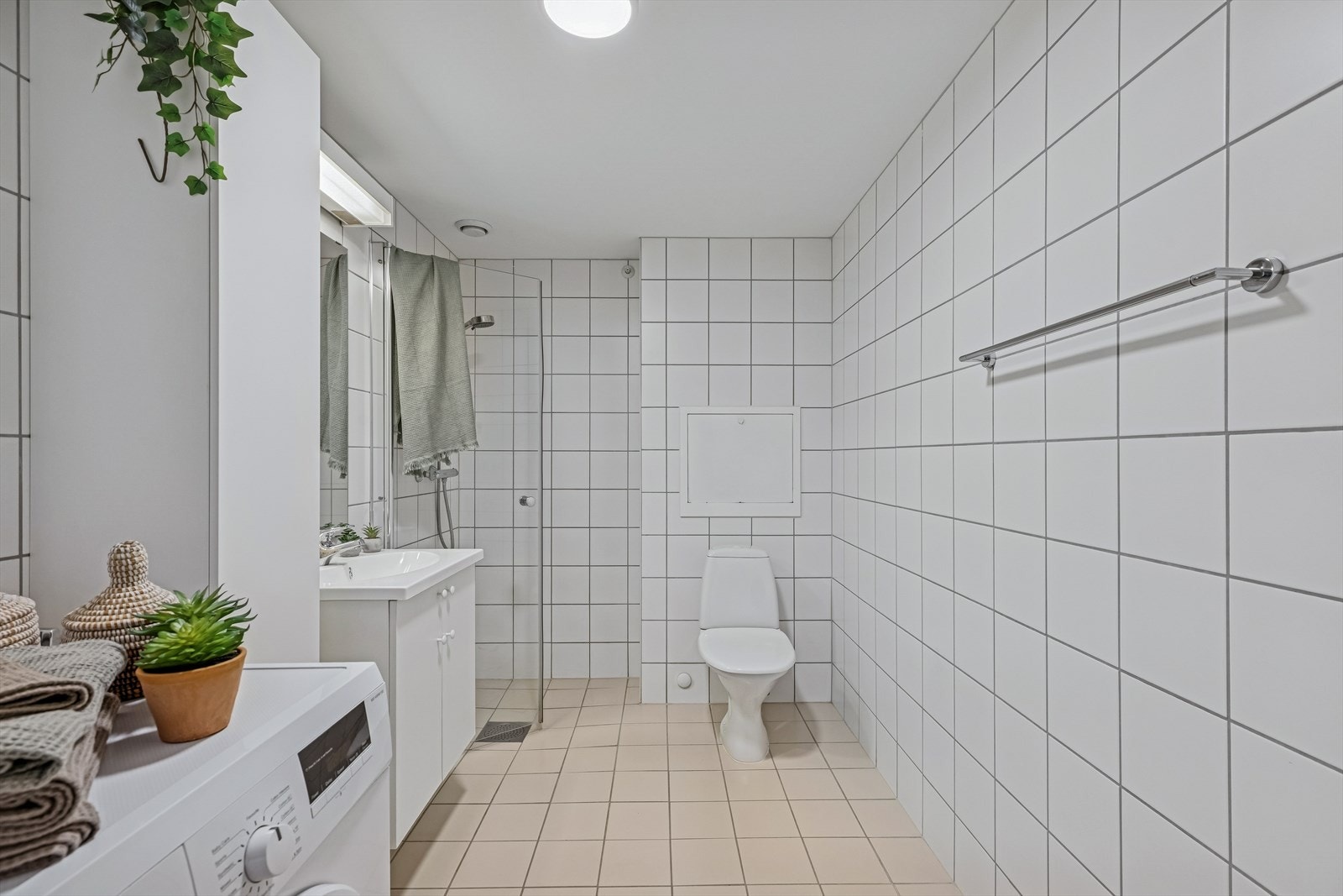 Baderommet fra byggeår har et tidløst uttrykk og rommer alt du trenger i hverdagen. Galleribilde