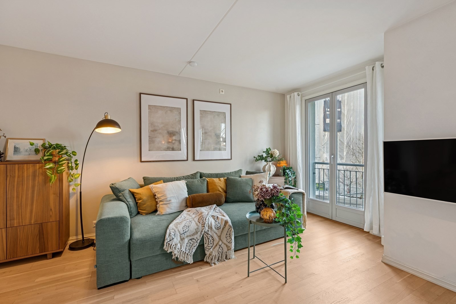 Kombinasjonen av store vindusflater og lyse overflater gjør rommet luftig og behagelig. Dette er et oppholdsrom som både er praktisk og estetisk tiltalende. Galleribilde