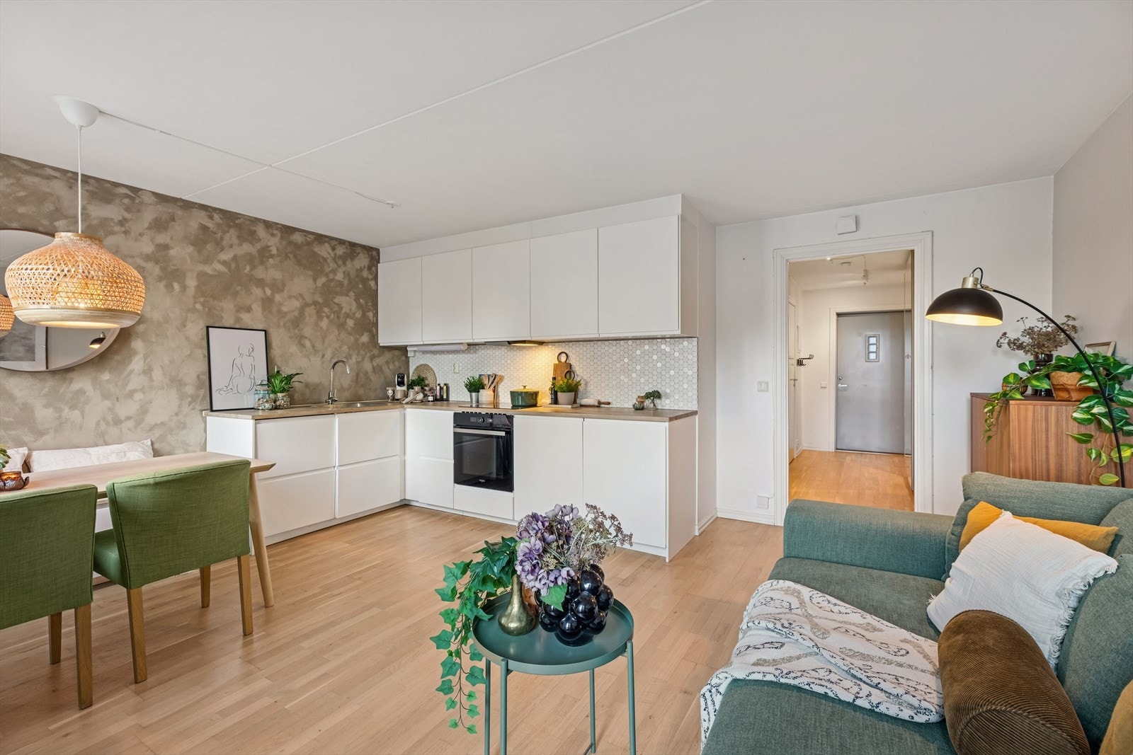 Den åpne stueløsningen byr på en moderne og stilfull innredning. Rommet er lett å møblere og gir en lun og innbydende følelse med nøytrale farger og gode flater. Galleribilde