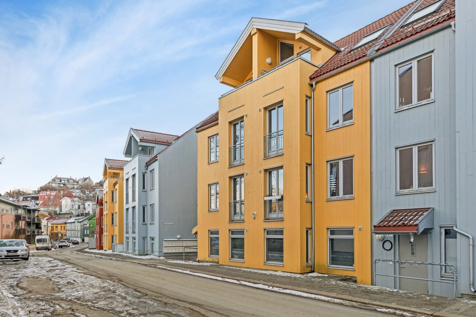 Fasaden på bygget er klassisk og velholdt, med en flott fargekombinasjon som gir et sjarmerende preg. Boligen fremstår moderne og attraktiv. Galleribilde