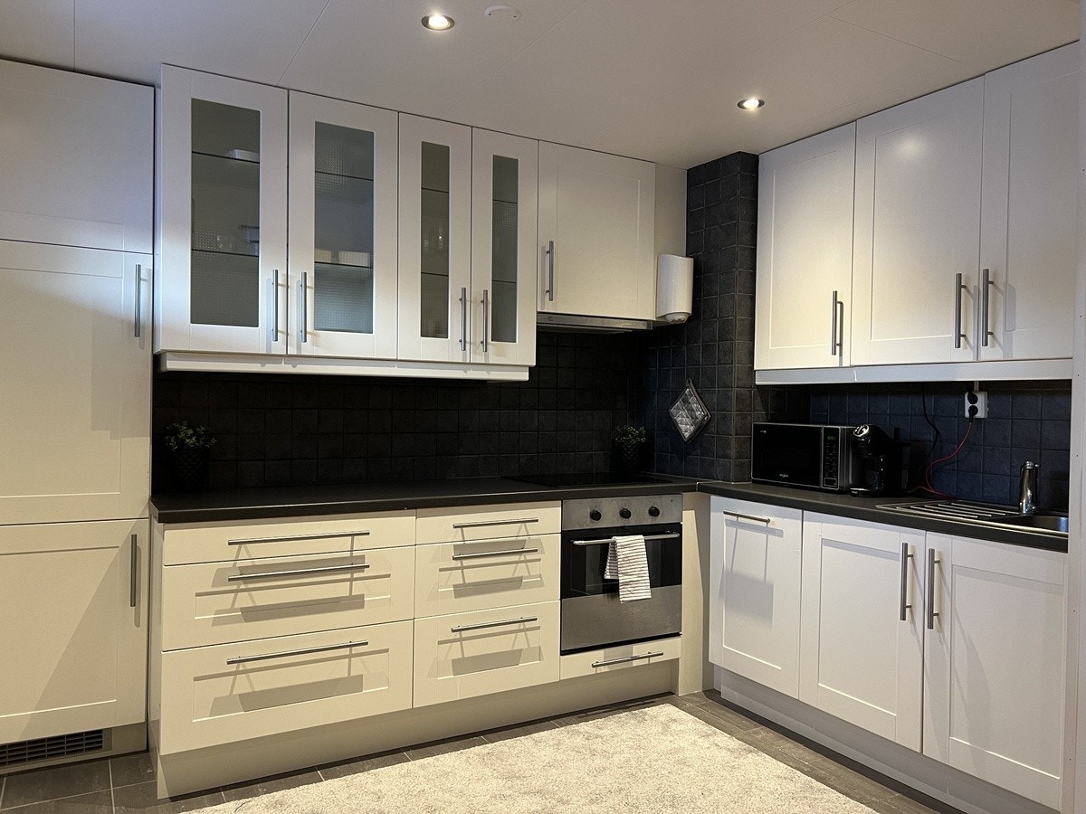 Pent og moderne kjøkken med oppvaskmaskin Galleribilde