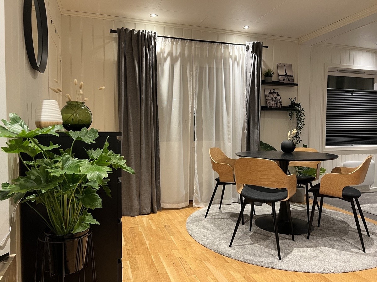 Spisebord og stoler følger med i leien Galleribilde