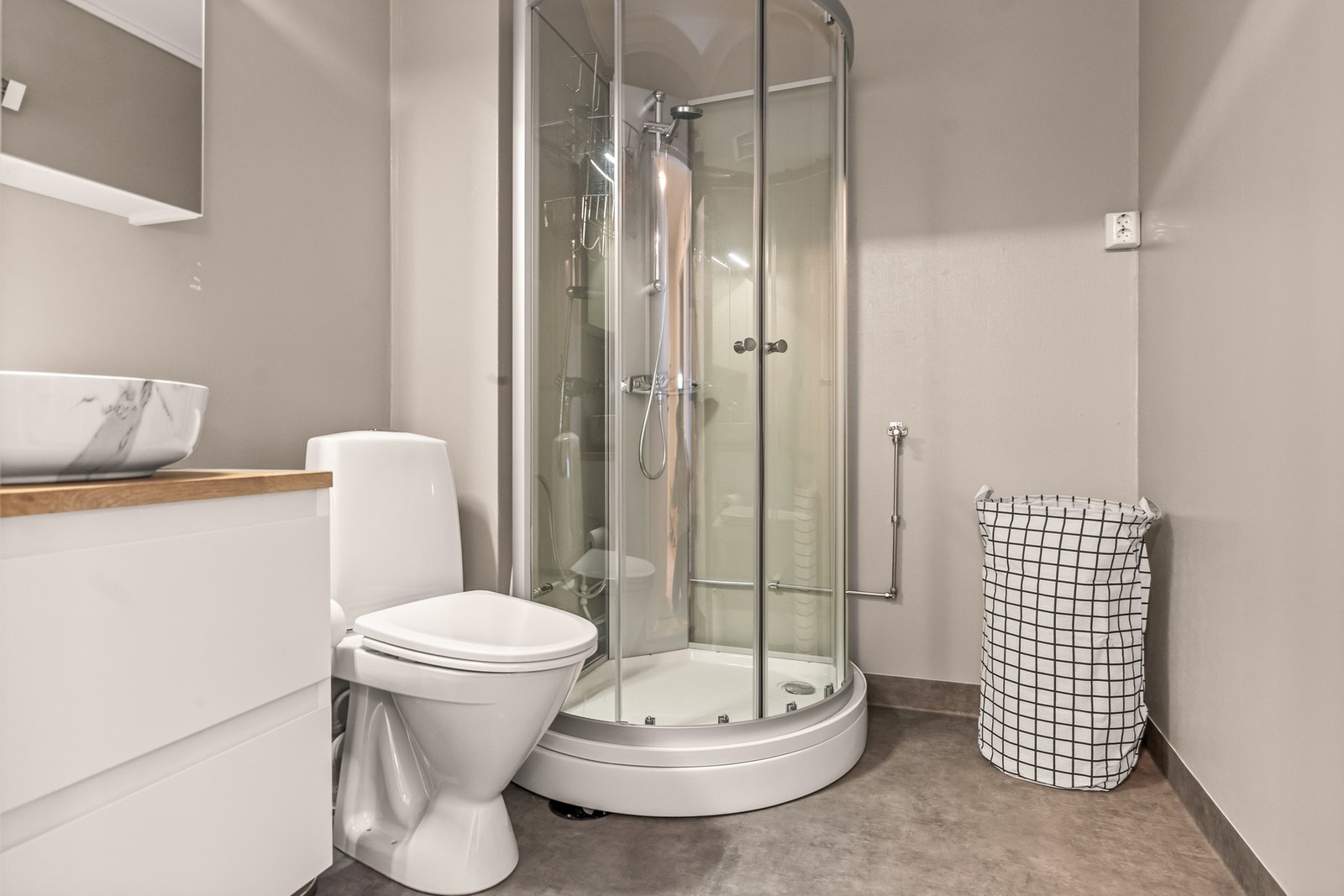 Badet ble pusset opp i 2025. Det er felles vaskerom, men også opplegg for vaskemaskin på eget bad. Galleribilde