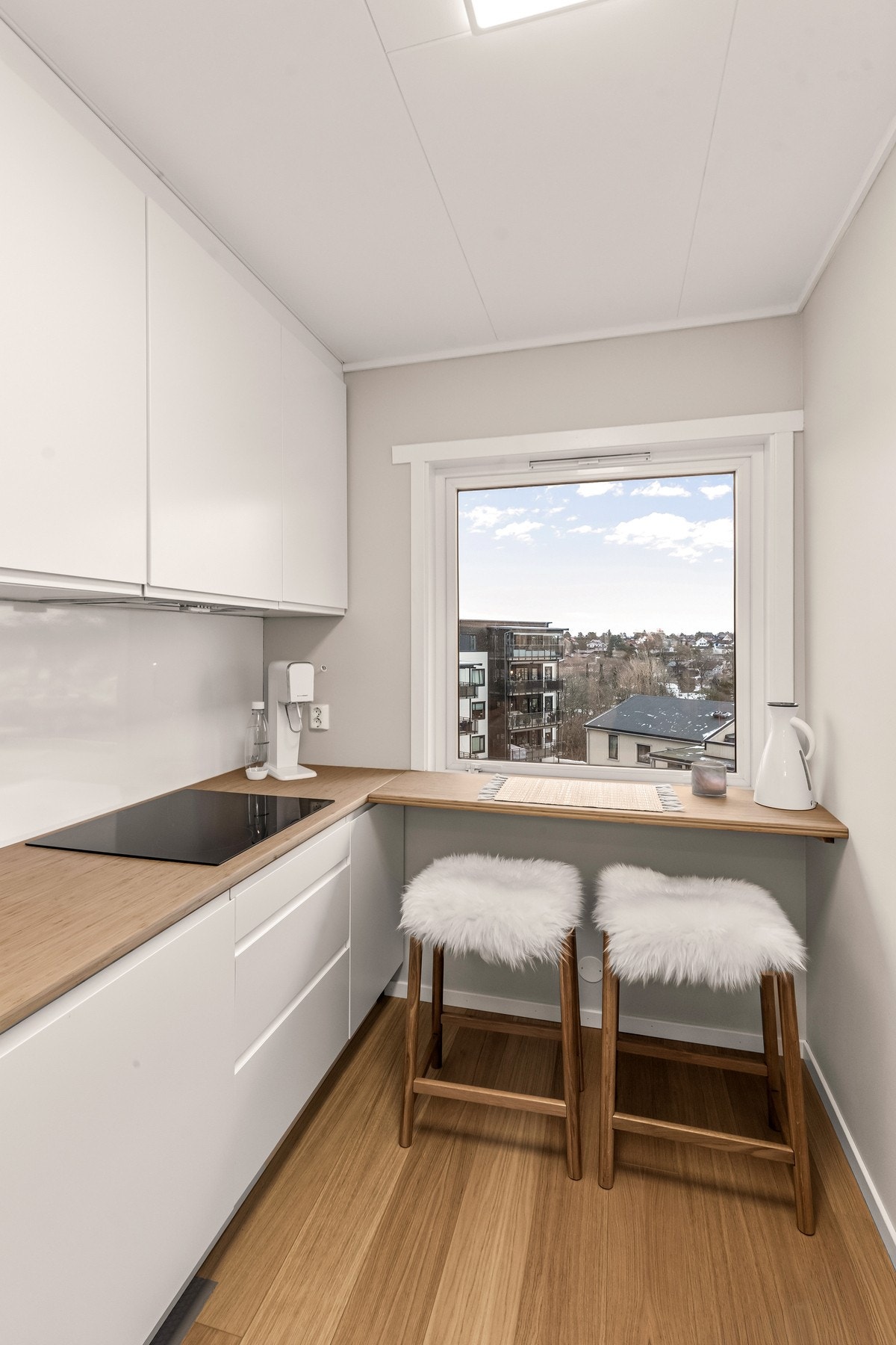 Smart løsning med plasslaget benkeplate hvor man kan nyte utsikten mens man spiser frokost. Galleribilde