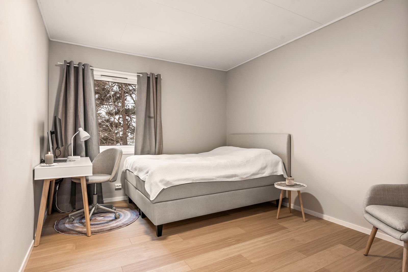 Soverommet er av god størrelse og ligger inn mot den fredelige hagen. Galleribilde