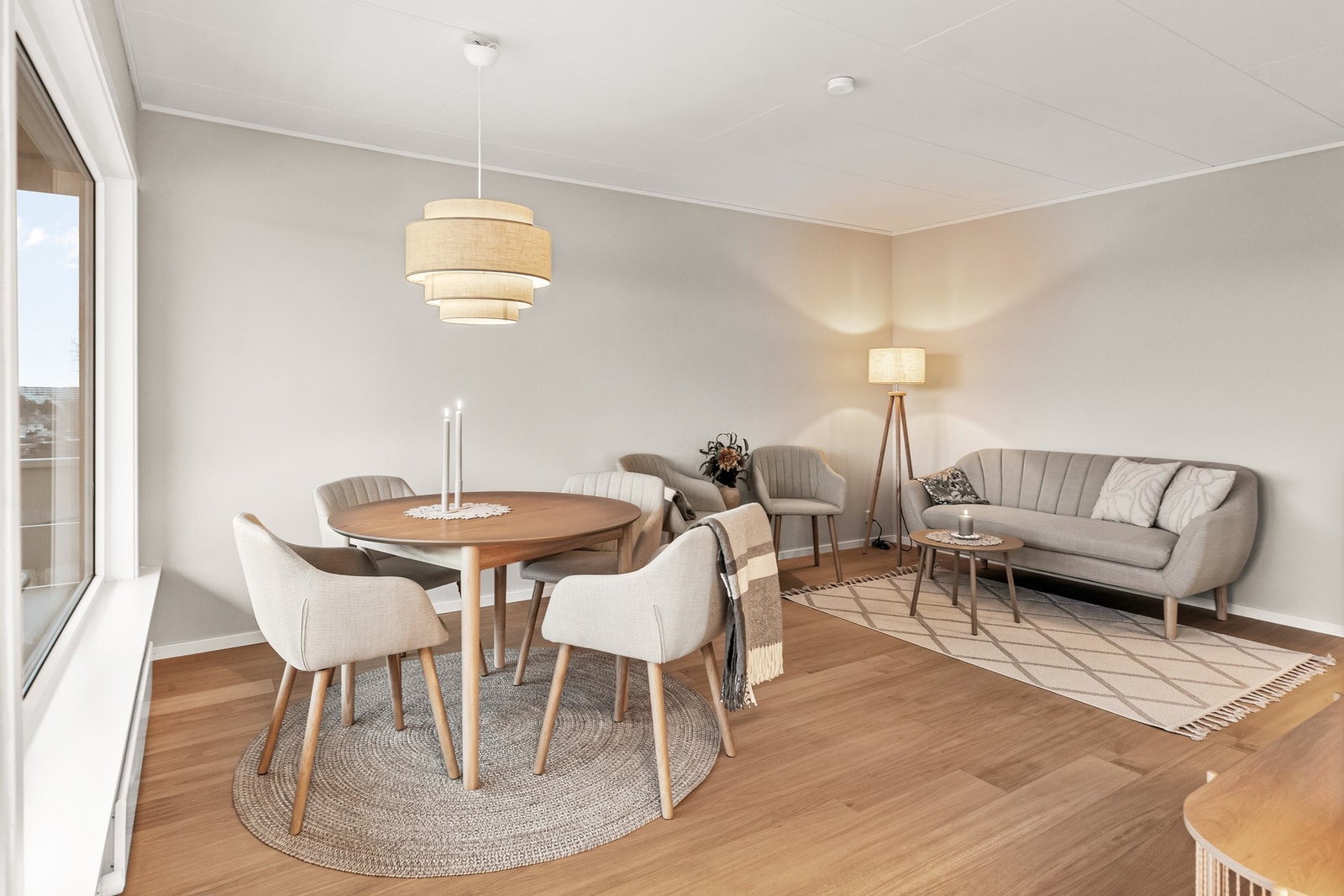 Stua er lys og åpen med utgang til balkong. Galleribilde