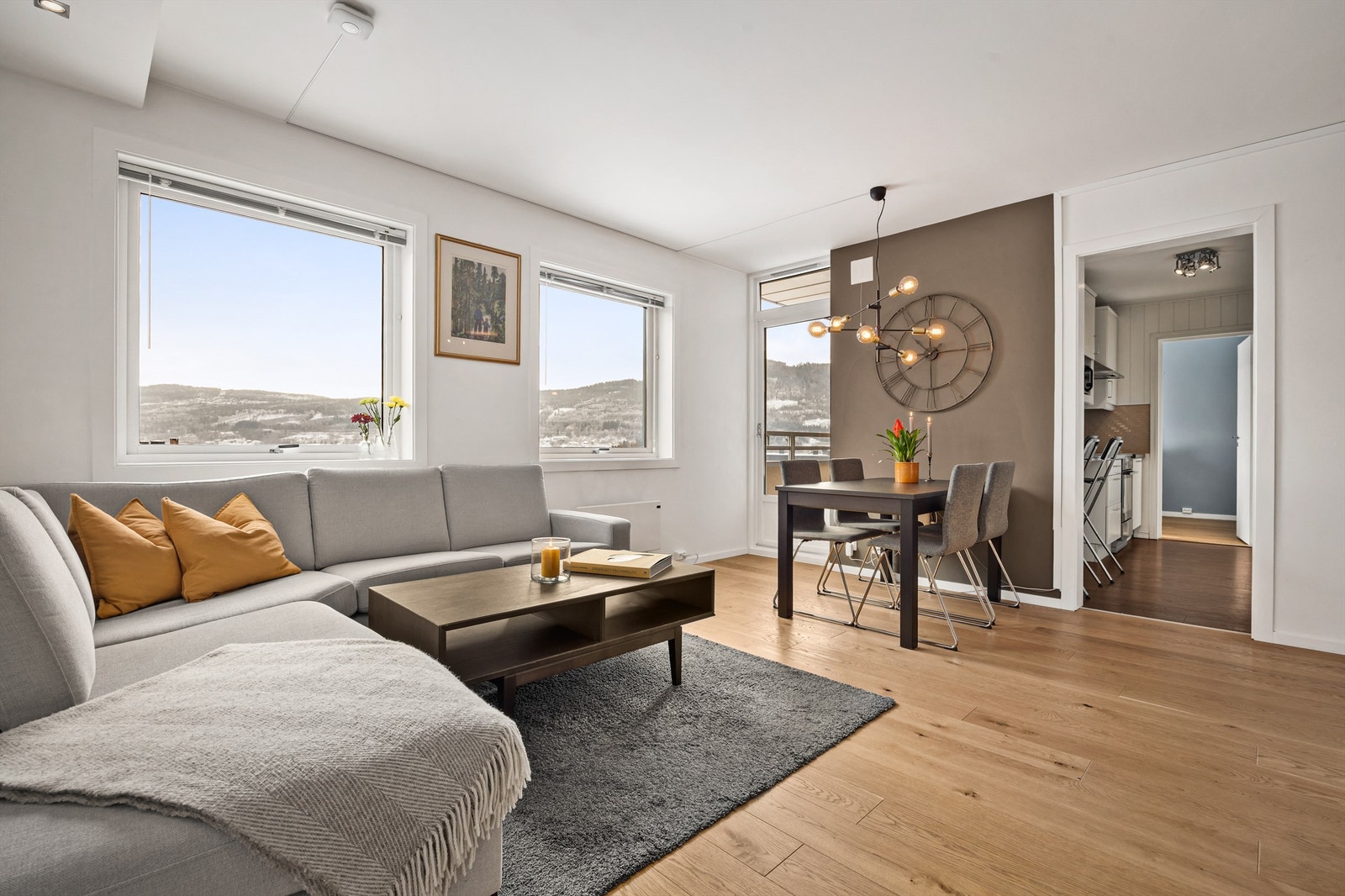 Stor stue som er naturlig delt inn i ulike soner Galleribilde