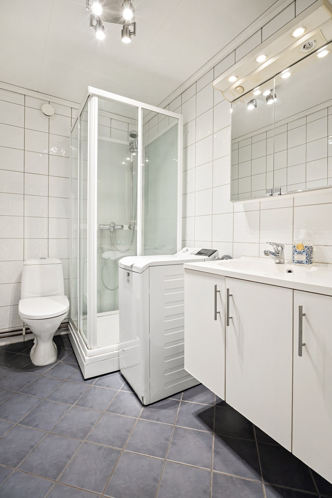 Vegghengt servant ved speil og opplegg for vaskemaskin Galleribilde