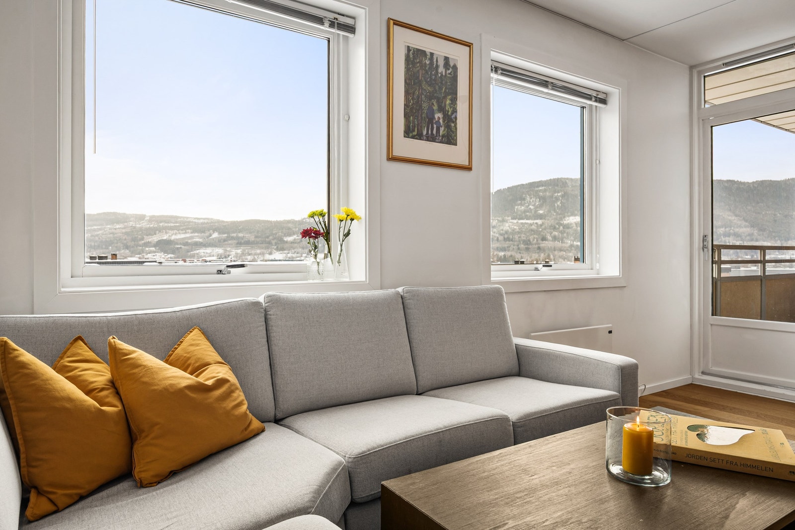 Store vindusflater som gir godt med lysinnslipp Galleribilde