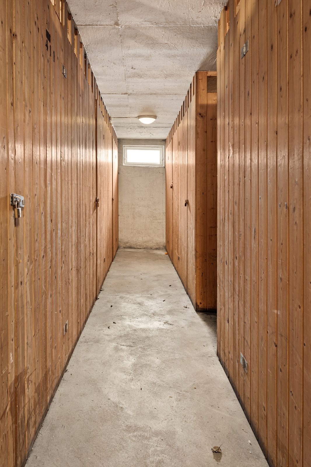 Godt med lagringsplass i 2 disponible kjellerboder Galleribilde