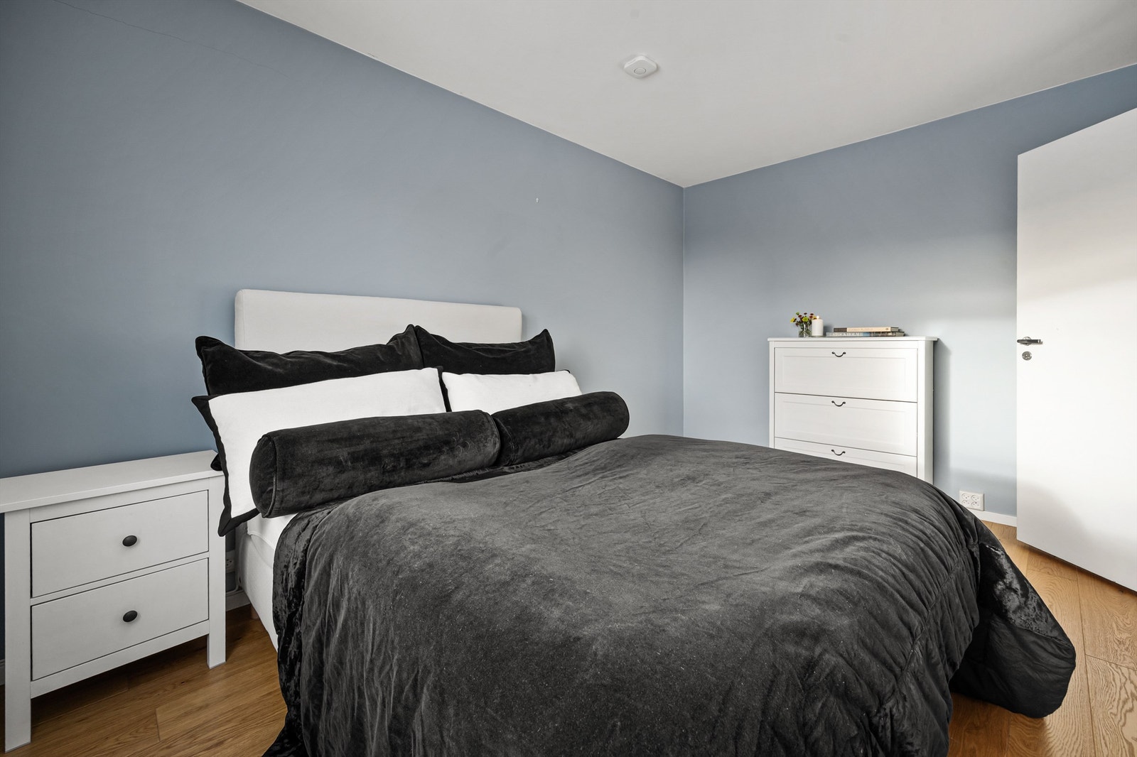 Hovedsoverommet er av god størrelse med behagelige fargetoner Foto: Stine Prøitz Jørgensen Galleribilde