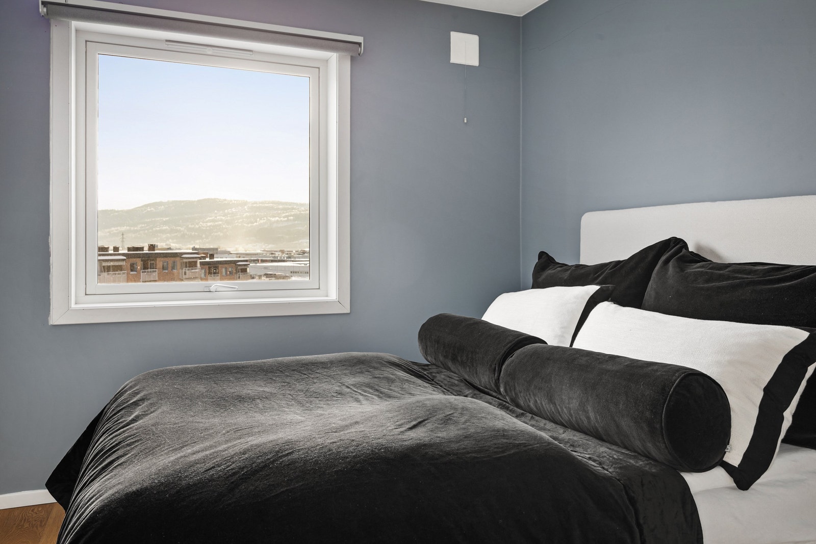 Svært innbydende soverom med godt lysinnslipp Galleribilde