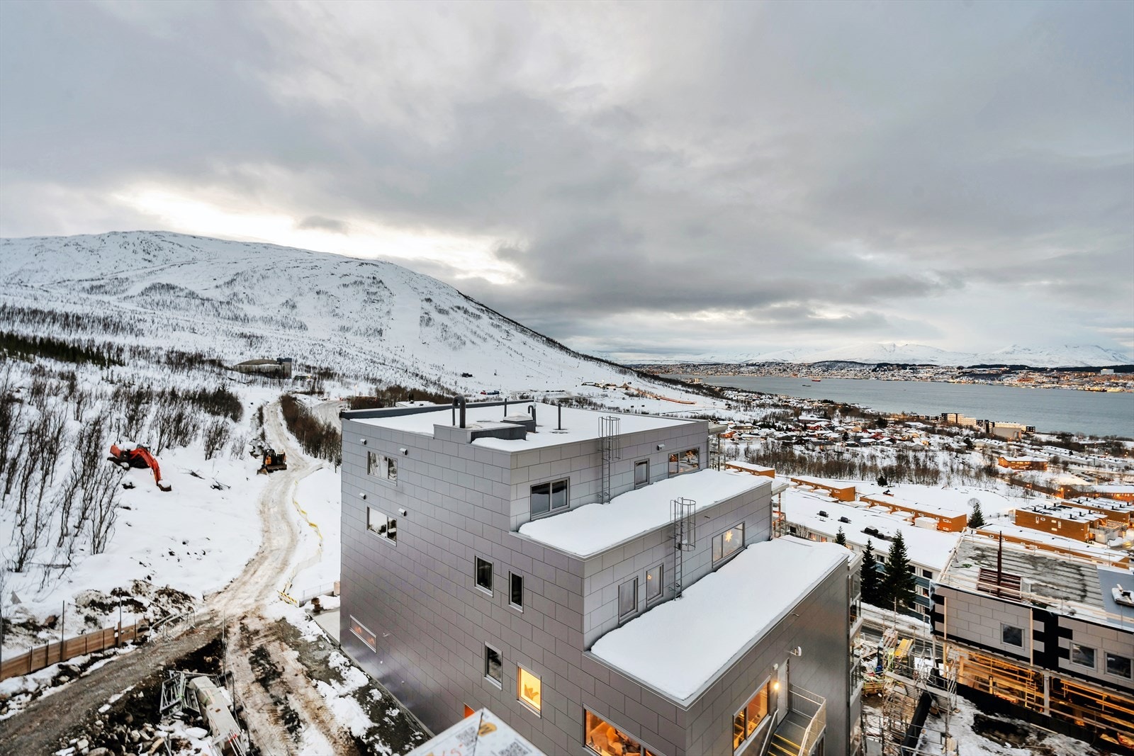 Utsikt mot sørvest fra balkongen. Her kan du nyte svært gode sol- og lysforhold. Galleribilde