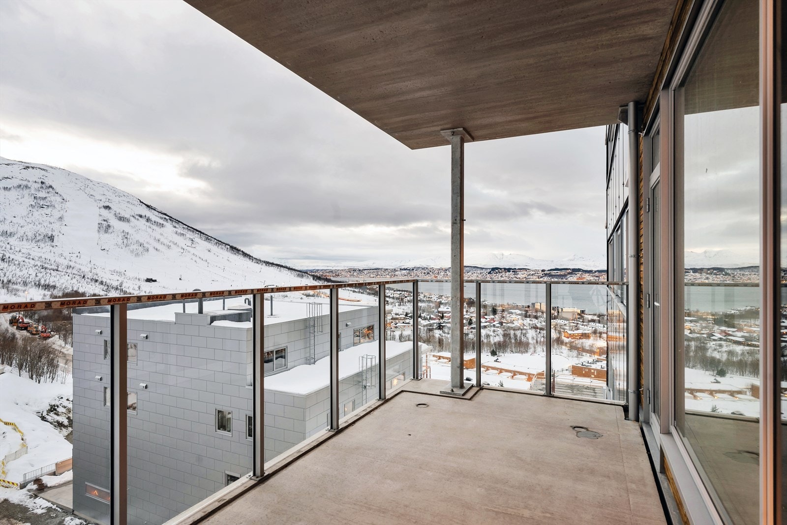 Leiligheten befinner seg i 8. etasje, og har en fantastisk utsikt over sundet til Tromsøya, fjellene på Kvaløya og slalåmbakken i Kroken. Galleribilde