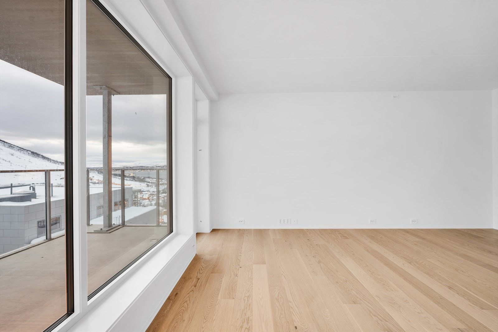 Boligen byr på lekkert parkettgulv, slette overflater, balansert ventilasjon, vannbåren varme, og mye mer! Galleribilde