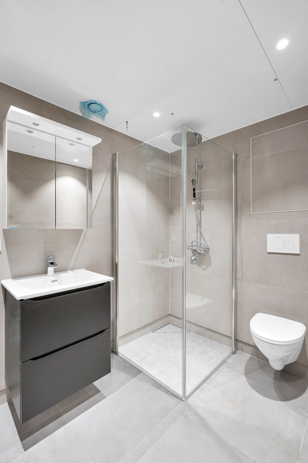 Innredningen er oppgradert med skuffesystem under vask og regndusj. Galleribilde