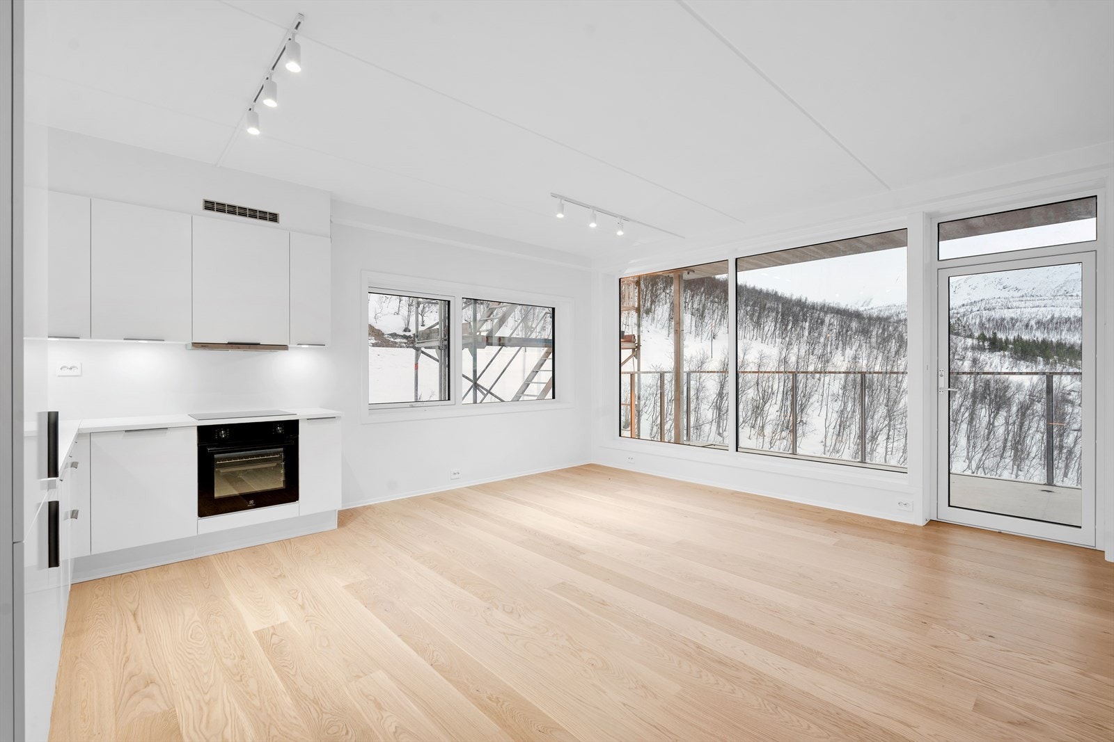 Stue og kjøkken i åpen og sosial løsning, med gode møbleringsmuligheter. Galleribilde