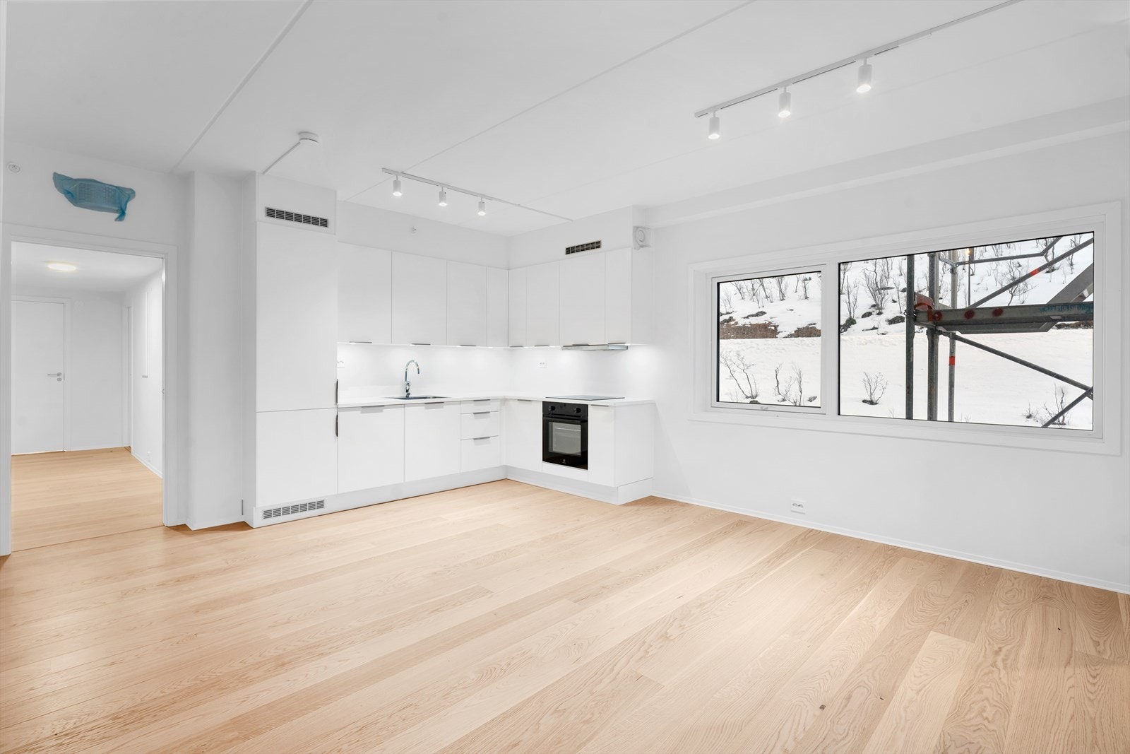 Pent og tidløst kjøkken med integrerte hvitevarer og rikelig skap- og benkeplass. Galleribilde