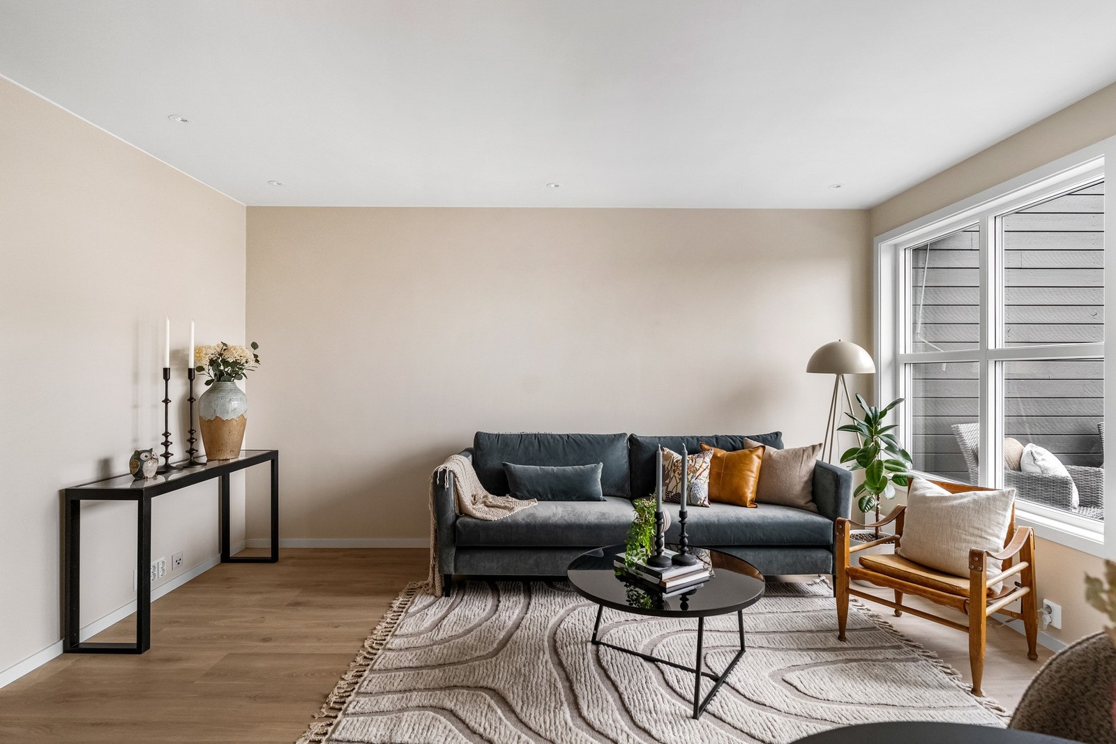 Den åpne stuen oppleves som svært innbydende med store vindusflater som slipper inn rikelig med naturlig lys. Galleribilde