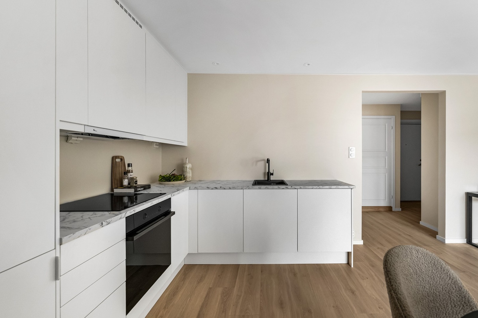 Kjøkkeninnredningen består av hvite slette fronter og tidsriktig utforming. Galleribilde