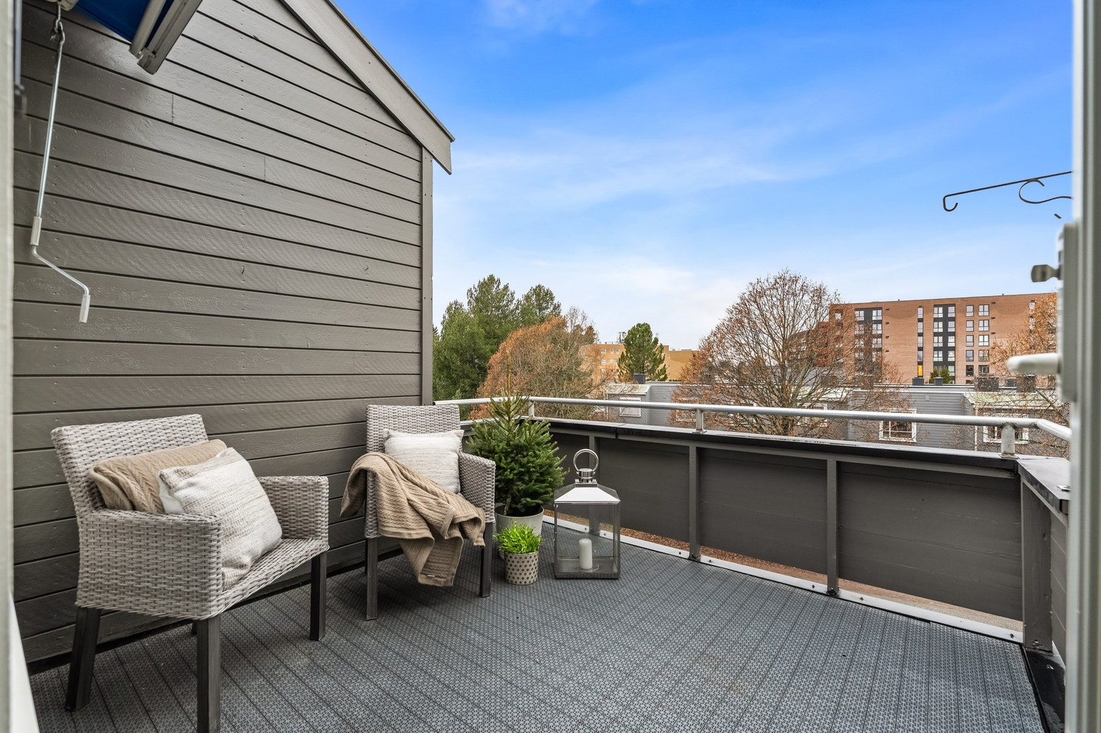 Leiligheten er nyoppusset og modernisert i 2025 med bl.a. nytt Epoq-kjøkken m/integrerte hvitevarer, flislagt bad, laminat på gulv, dører, elektrisk anlegg, samt rørsystem og avløp. Galleribilde