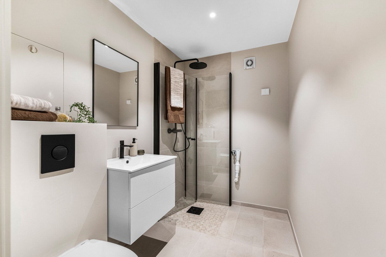 Delikat bad med flislagte overflater og varmekabler i gulv, nyoppusset i 2025. Galleribilde