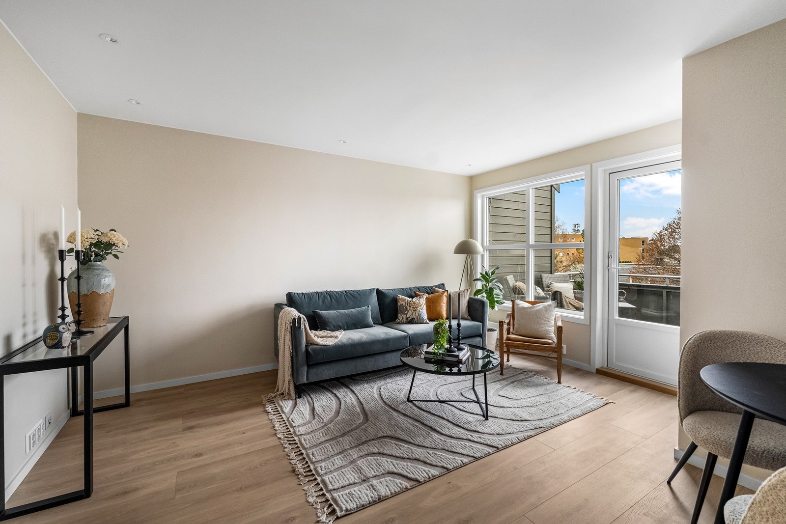 På gulvet er det lagt nytt laminat som strekker seg inn i de øvrige oppholdsrommene. Galleribilde