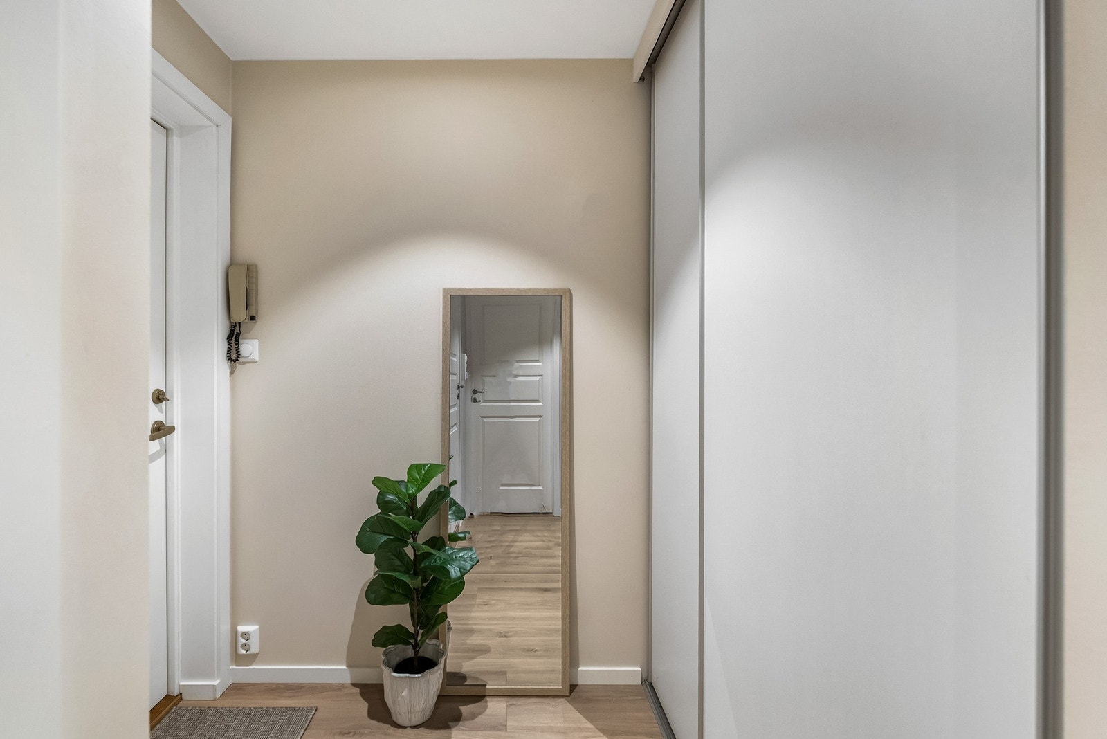 Lys og tiltalende entrè som gir et godt førsteinntrykk av leiligheten. Galleribilde