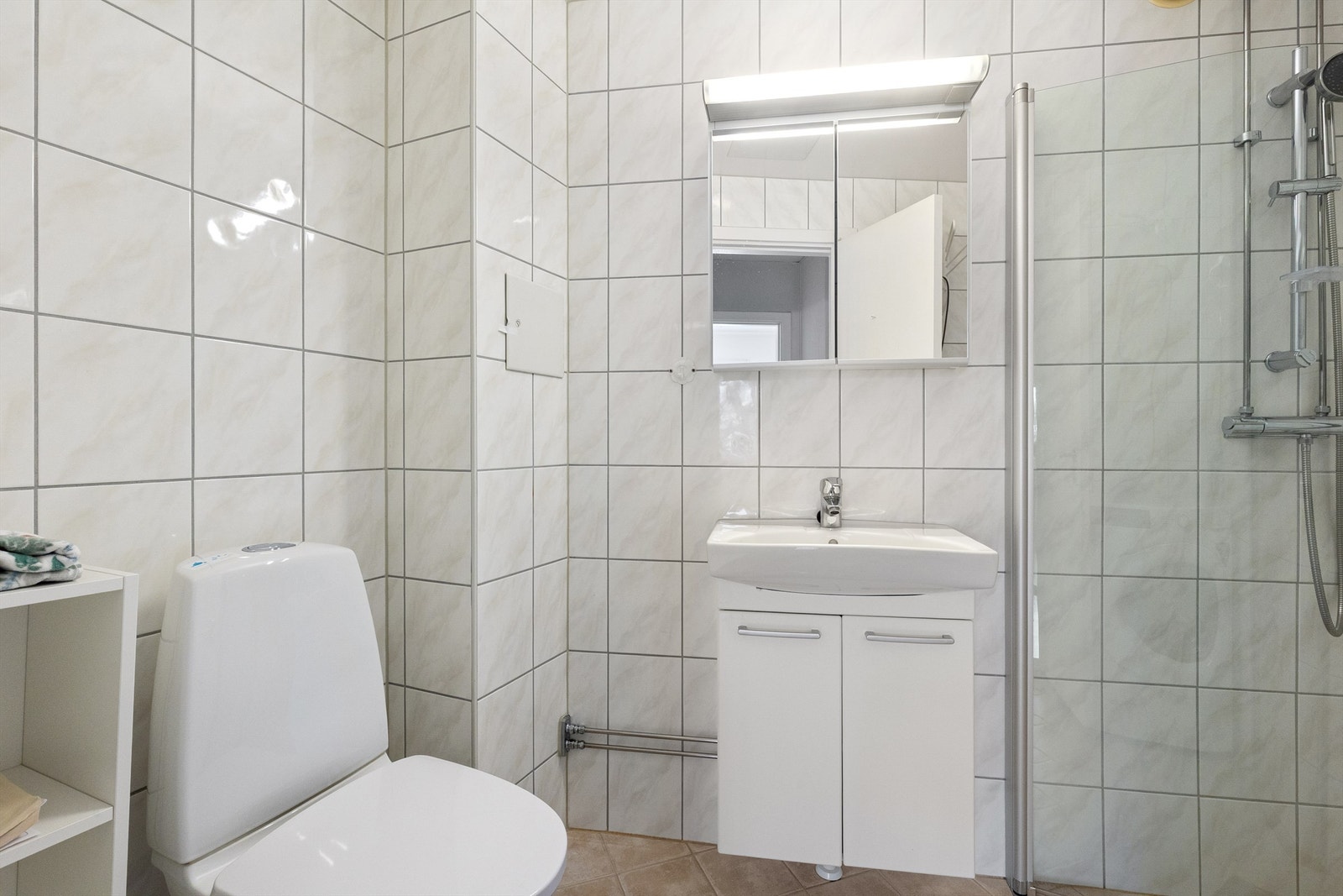 Badet ble oppgradert i 2013 i regi av sameiet og har flislagte vegger og gulv med behagelig gulvvarme. Galleribilde