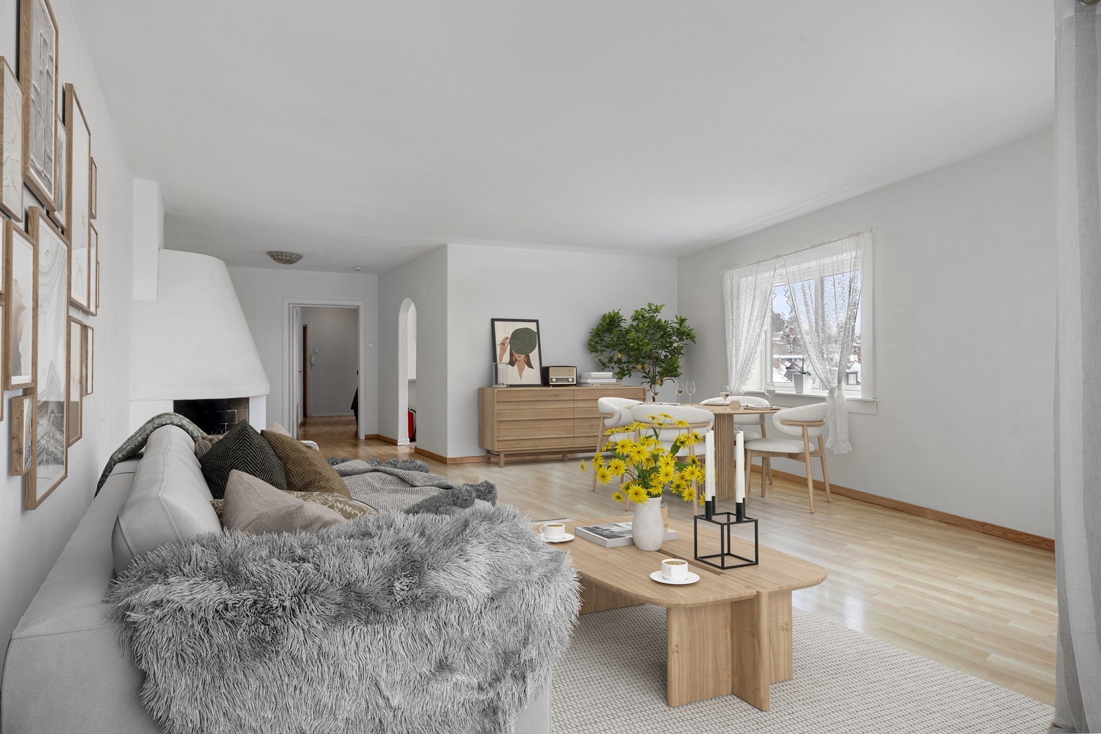 Lys og romslig stue med både peis og peisovn. Kjøkkenet ligger vegg i vegg med stue. En kan se på muligheter for å åpne og lage et allrom (digital styling) Galleribilde