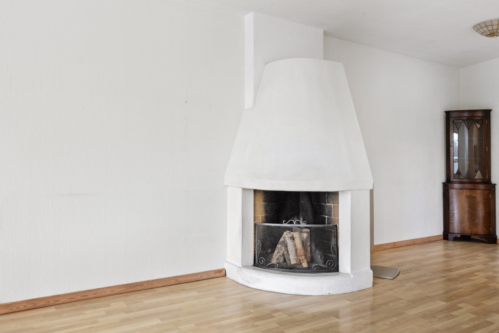 Den åpne peisen i stuen gir en lun atmosfære og ekstra varme på kalde dager. Galleribilde