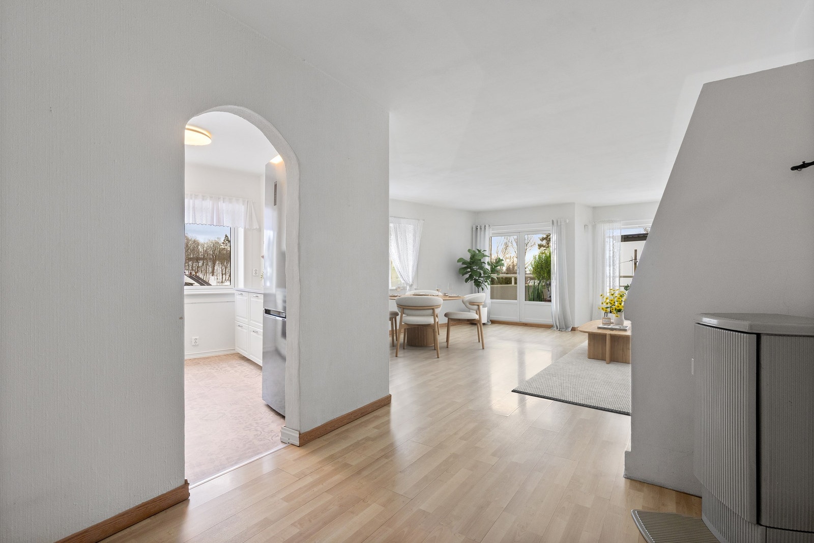 Alle vinduer inkludert balkongdør ble skiftet ut i 2021 i regi av sameiet. Det ble også utført etterisolering i bygget (digital styling) Galleribilde