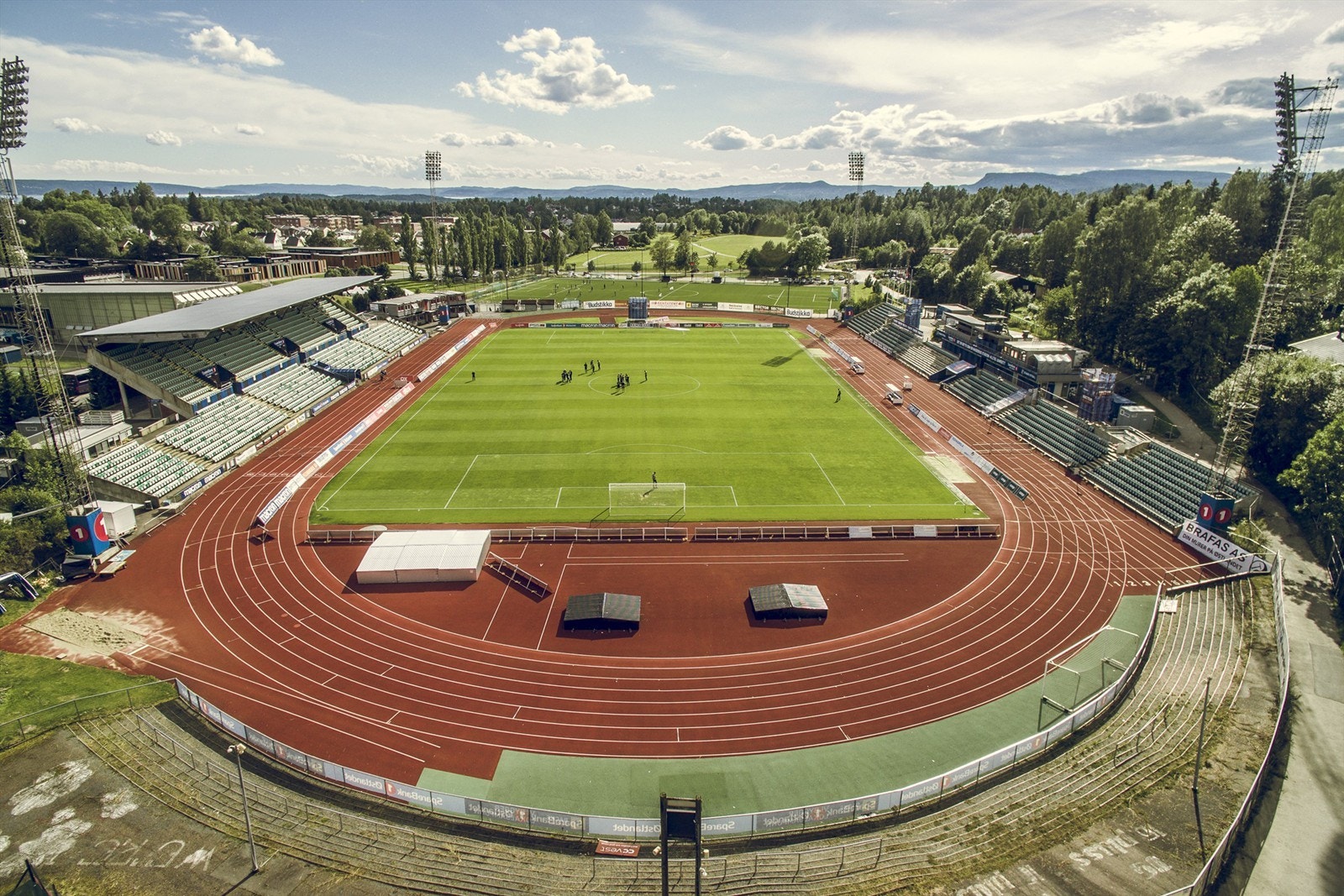 Kort gåavstand til Nadderud idrettsanlegg med svømmehall, løpebane, fotball- og tennisbaner samt treningssenter Galleribilde