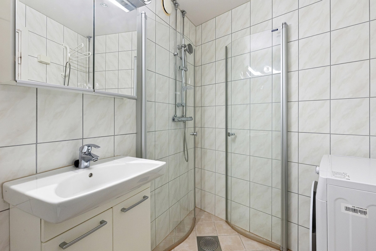 Her er det et dusjhjørne med innfellbare glassdører, samt opplegg for vaskemaskin og tørketrommel Galleribilde