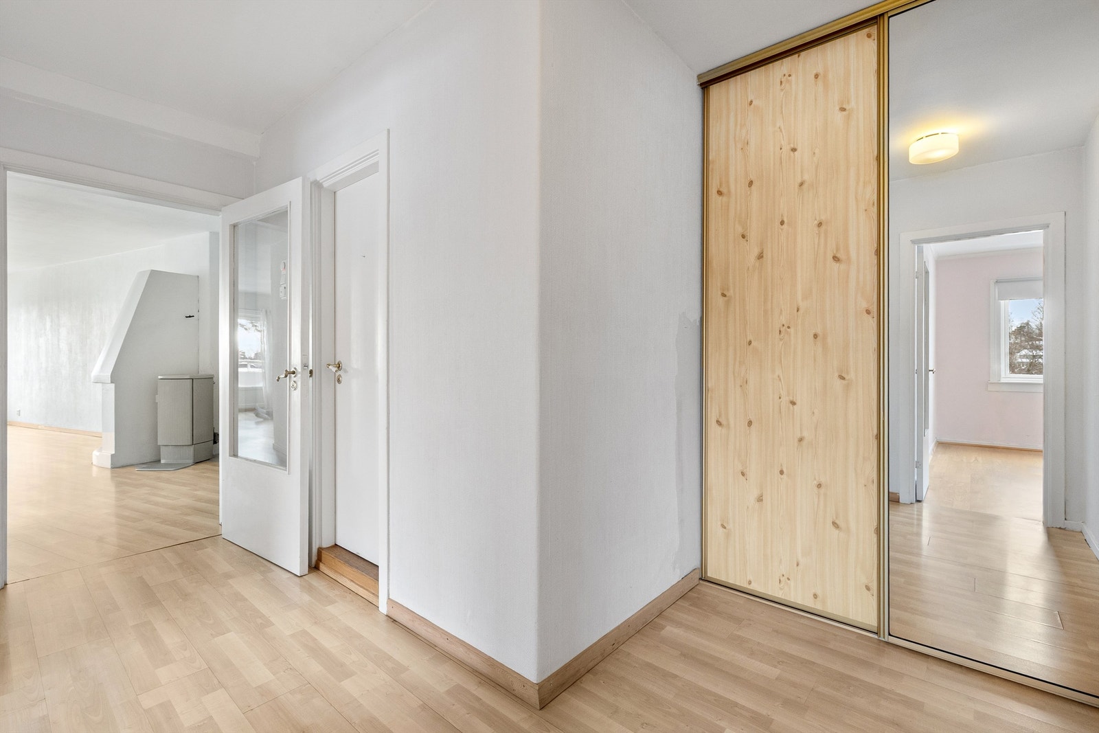 Åpen og luftig hall med integrerte garderobeløsninger Galleribilde