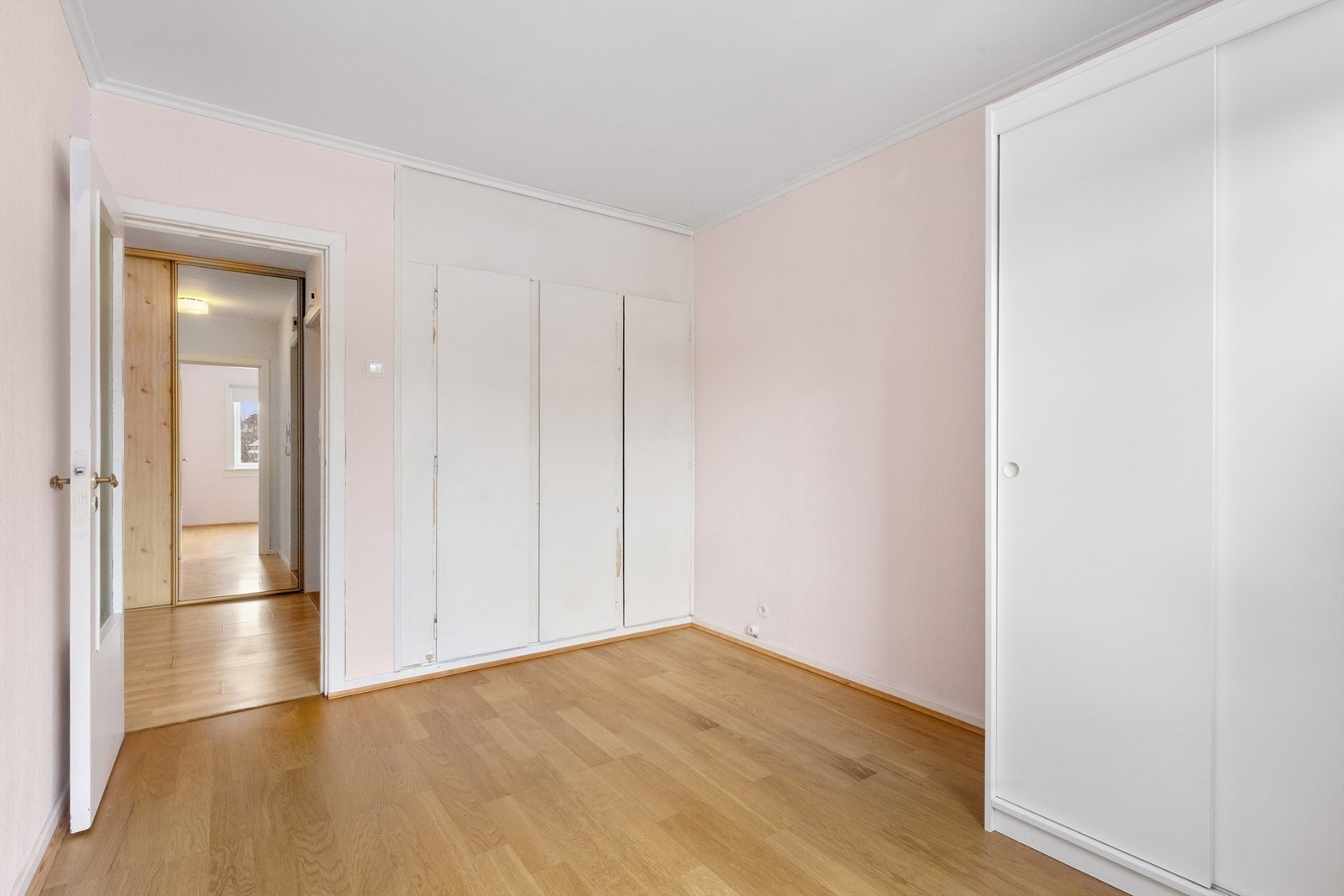 Også her er det plass til garderobeskap for praktisk oppbevaring Galleribilde