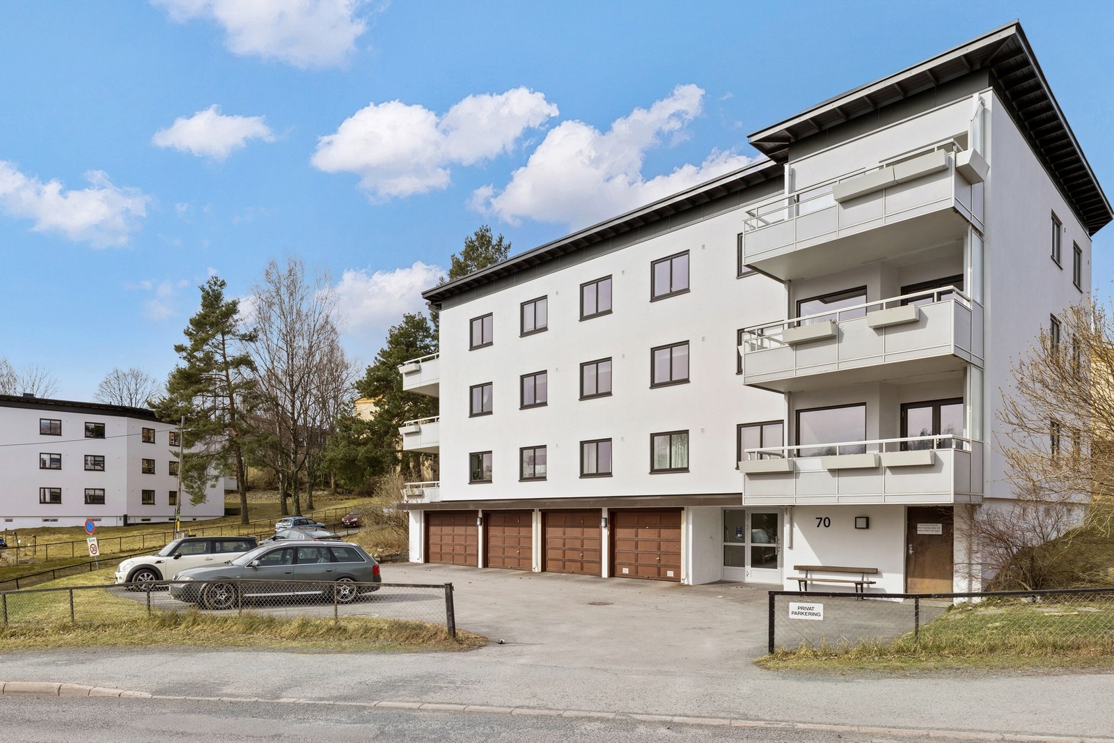 Sameiet disponerer parkeringsplasser på gårdsplassen og 20 garasjer som tildeles av styret, ofte etter ansiennitet. Sameiet tilbyr ladestasjoner for elbiler og har gjesteparkering. Galleribilde