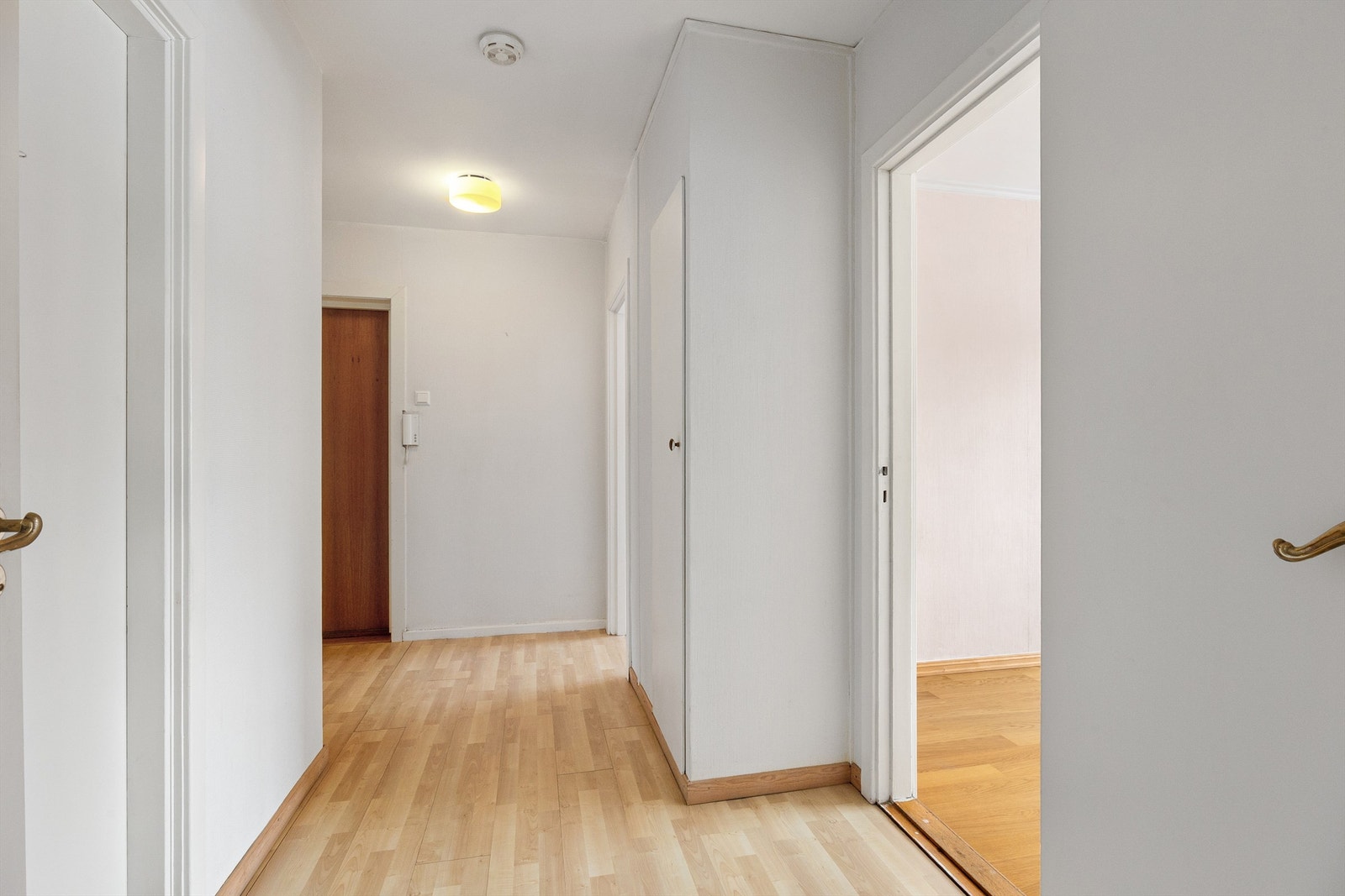 Fra entreen er det enkel adkomst til alle rom i leiligheten Galleribilde