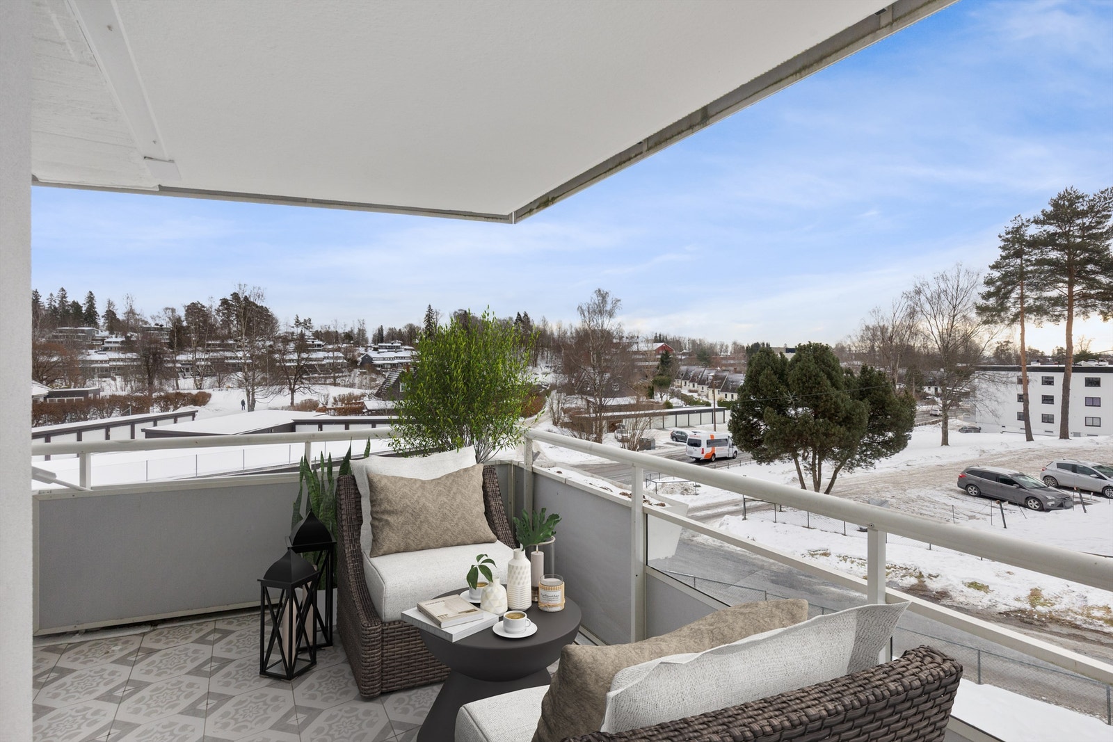 Leiligheten ligger i ende og har pent utsyn utover nabolaget. Her får man gode solforhold med sen kveldssol (digital styling) Galleribilde