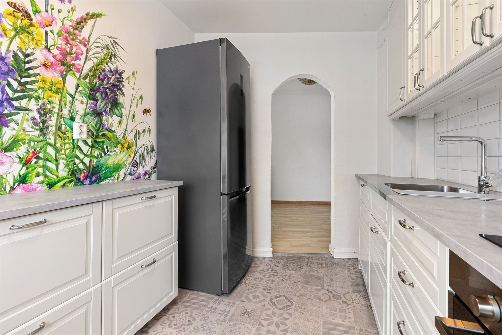 Kjøkkenet er utstyrt med integrert stekeovn, platetopp og oppvaskmaskin. Frittstående kjøleskap med fryser Galleribilde